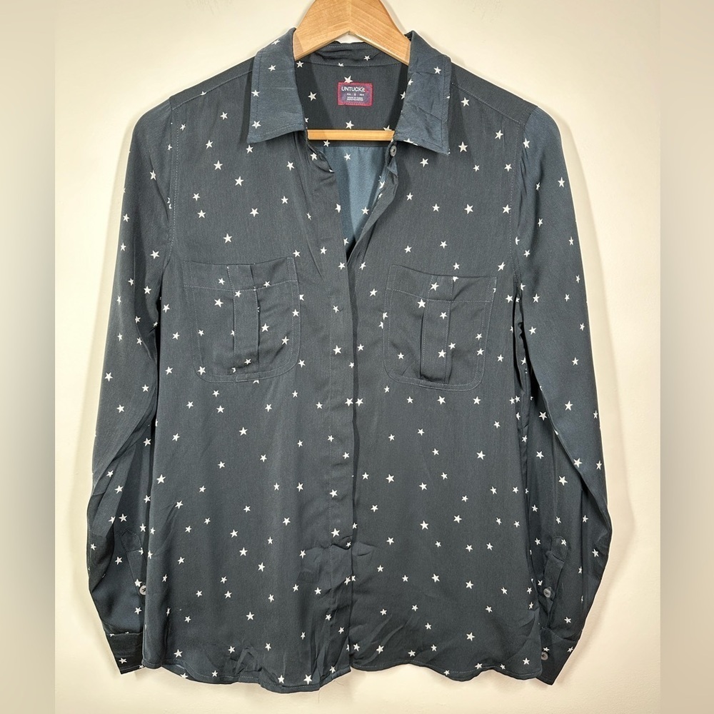 Untuckit Women’s Navy Star Print Button Down Blouse‎ Size 6